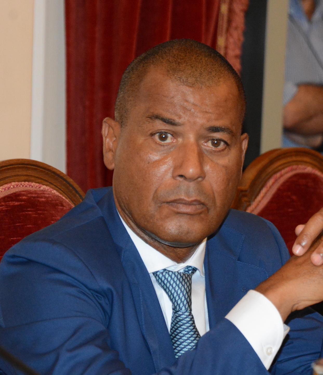 Tavolini, il regolamento in aula 