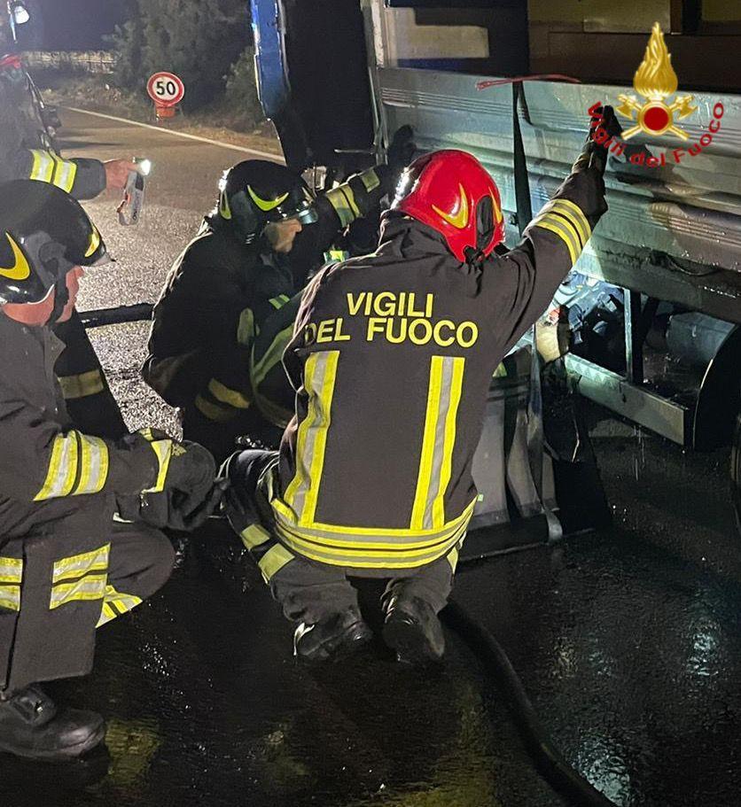 Autocarro incendiato sulla 125: traffico bloccato per 3 ore