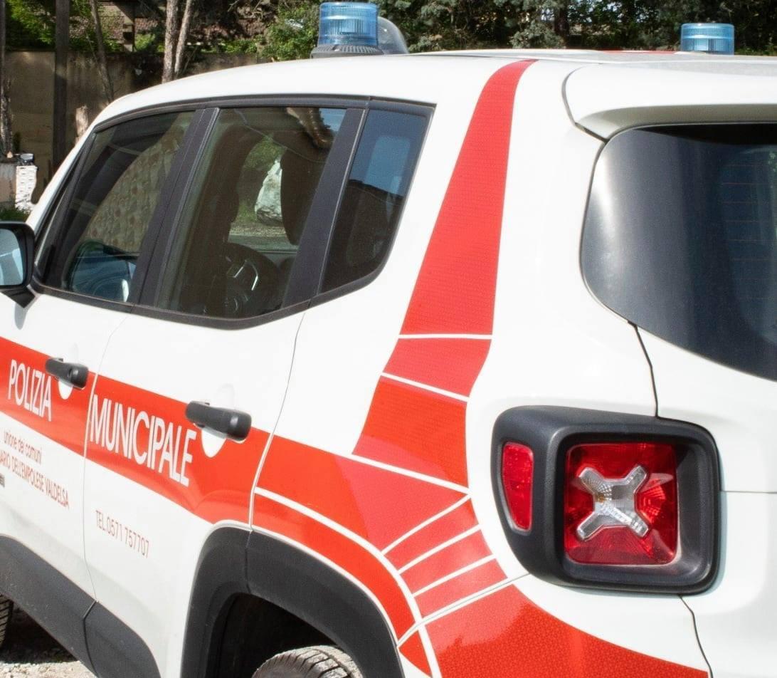 La Polizia municipale di Certaldo ha identificato due persone che gettavano rifiuti domestici nei cestini gettacarte
