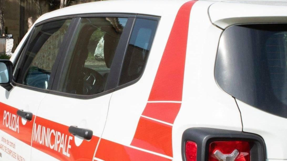 La Polizia municipale di Certaldo ha identificato due persone che gettavano rifiuti domestici nei cestini gettacarte