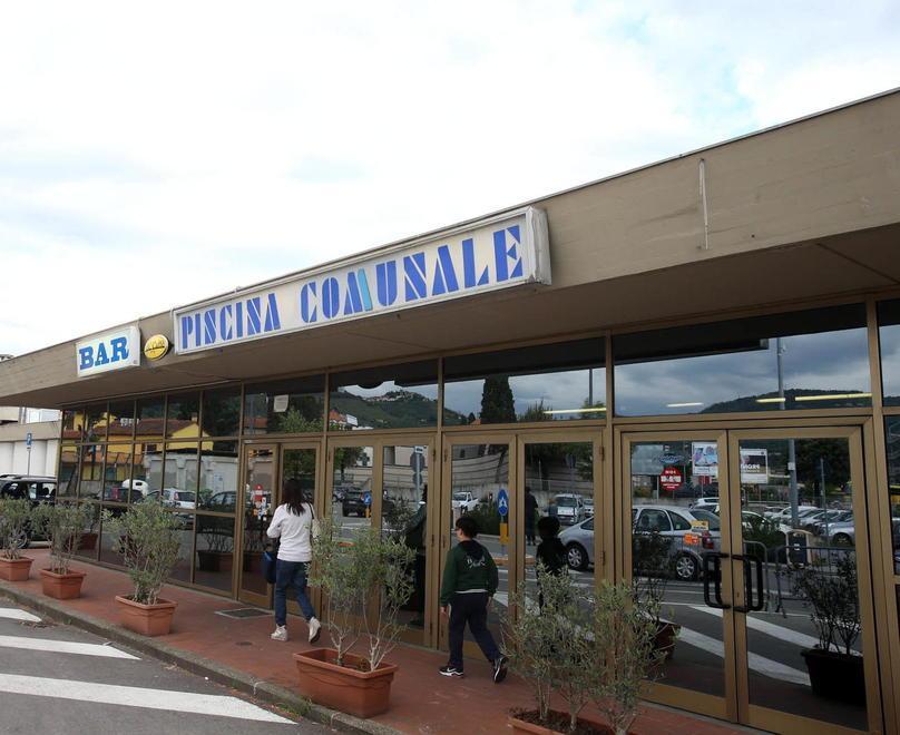 Volano gli stracci nell’aula consiliare ma la piscina (per adesso) non chiude 
