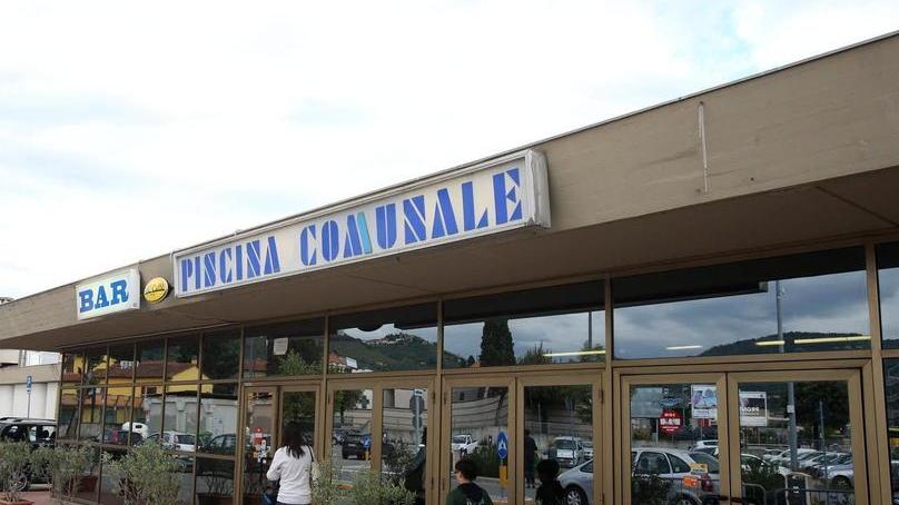 Volano gli stracci nell’aula consiliare ma la piscina (per adesso) non chiude