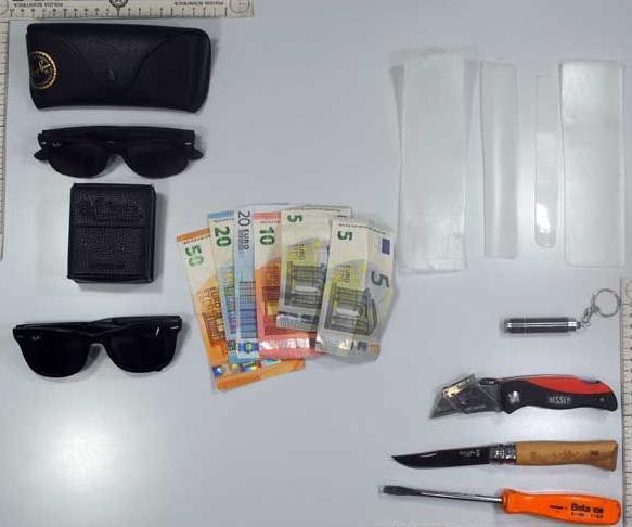 I soldi e gli arnesi da scasso sequestrati dalla polizia del commissariato di Empoli