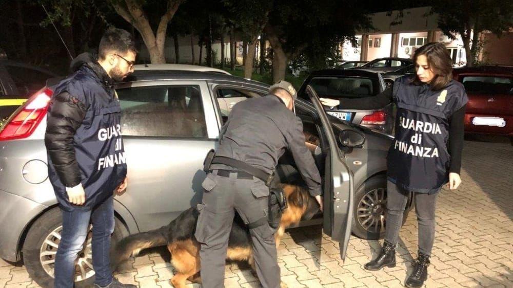 La guardia di finanza durante il controllo che ha portato alla denuncia del 20enne con la droga nascosta nelle mutande