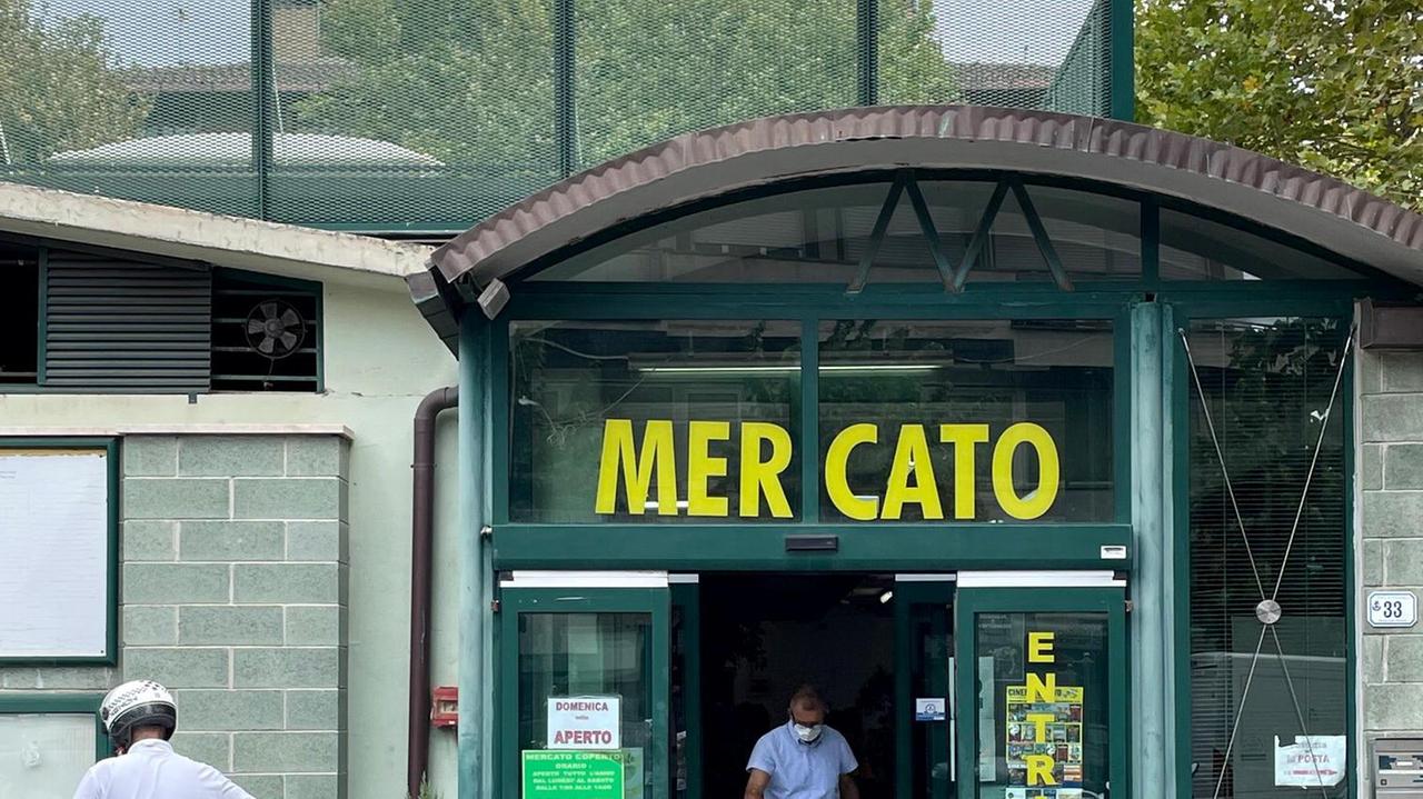 L'ingresso del mercato al chiuso di Follonica (FotoGiorgio)