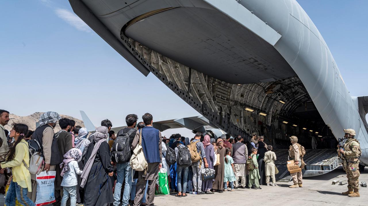 Crisi afghana, arrivate nel Ferrarese altre nove persone in fuga da Kabul