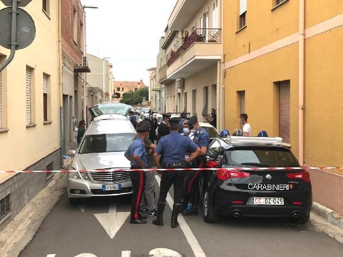 La salma viene portata via dalla casa (foto Mario Rosas)