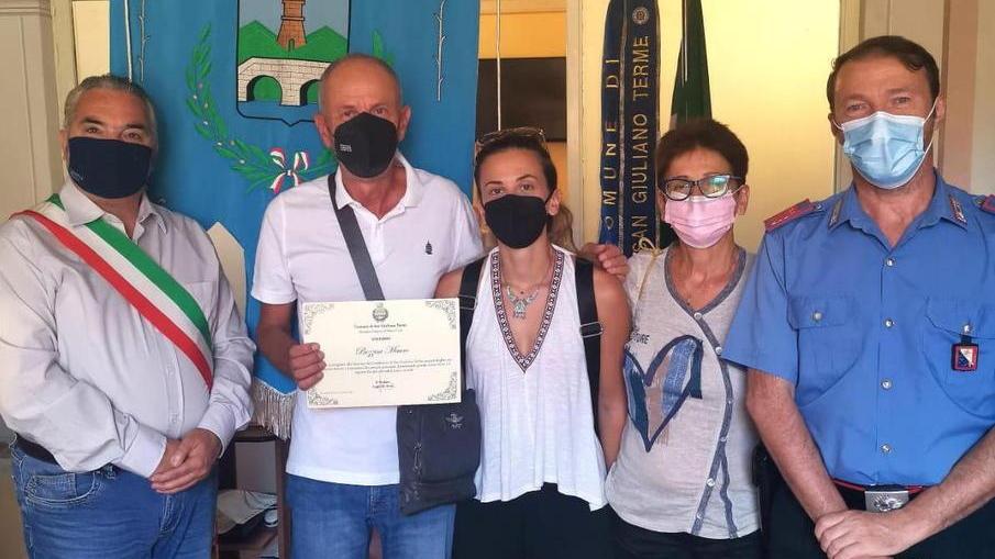 Trova portafogli con oltre 3mila euro e lo riporta