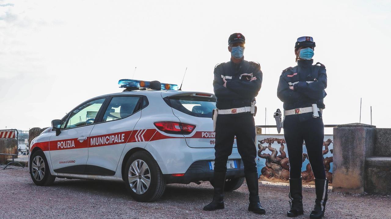 Agenti della polizia municipale di Livorno (foto d'archivio)