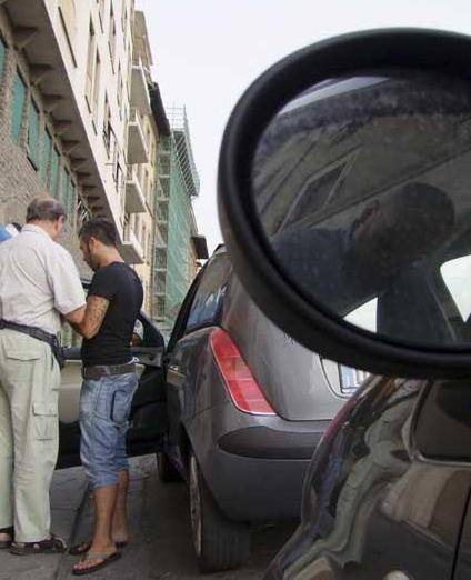 Raggirato di ben 850 euro con la truffa dello specchietto 