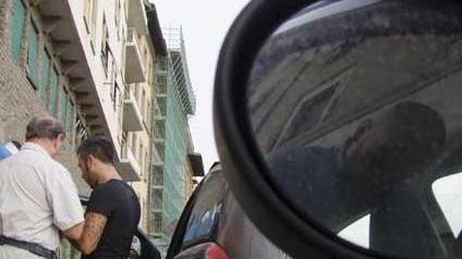 Raggirato di ben 850 euro con la truffa dello specchietto