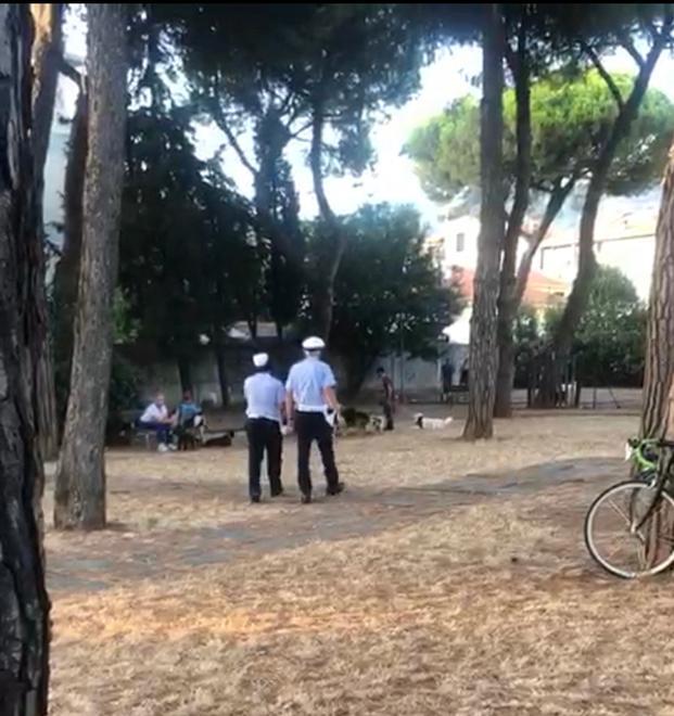 I cani abbaiano, i residenti protestano. Sfiorata la rissa