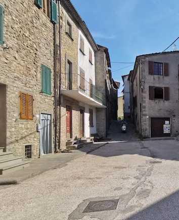 Nuova pavimentazione nella piazza di Corsagna