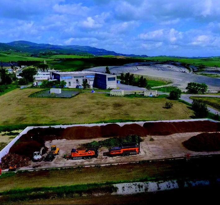 Scapigliato spiega ai residenti il trattamento del biogas