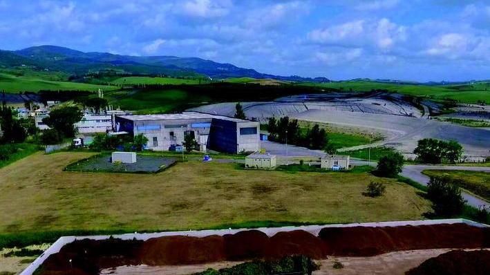 Scapigliato spiega ai residenti il trattamento del biogas