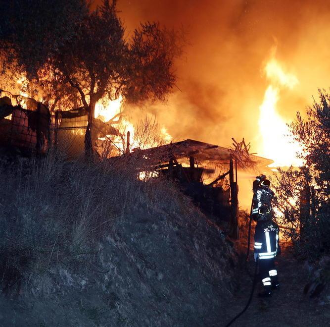 Alte fiamme attaccano Montecatini Alto Esplode anche una bombola di gas 