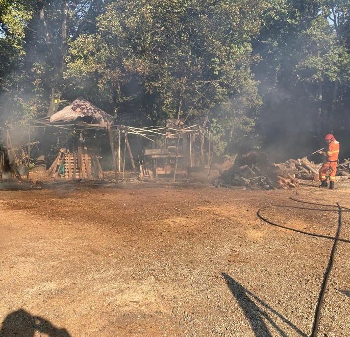 In fiamme un capanno Volontari e pompieri salvano il bosco a Rilaio
