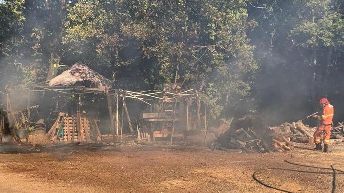 In fiamme un capanno Volontari e pompieri salvano il bosco a Rilaio