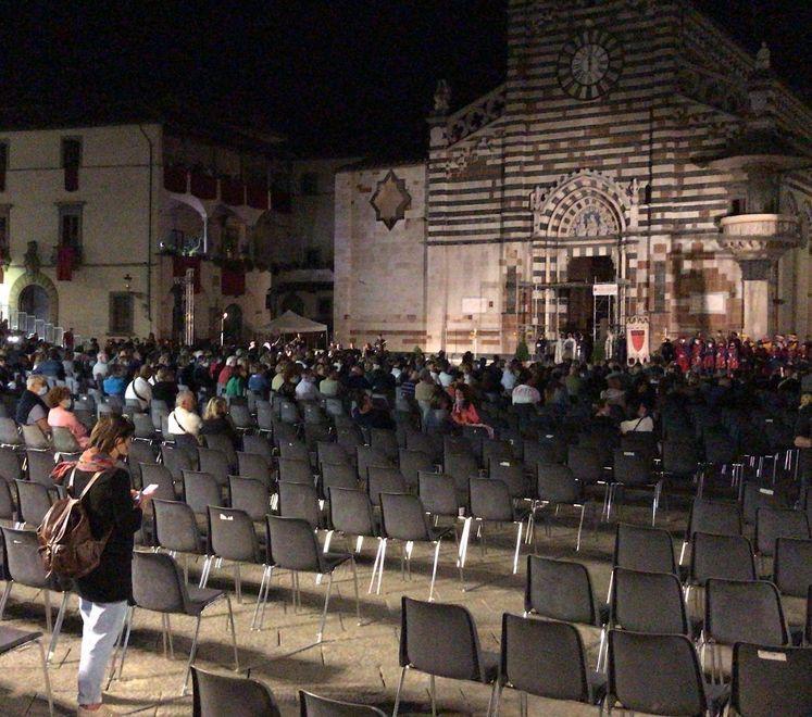 È stata una festa dimezzata Spettacolo affascinante e tanti posti vuoti in piazza 