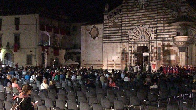 È stata una festa dimezzata Spettacolo affascinante e tanti posti vuoti in piazza