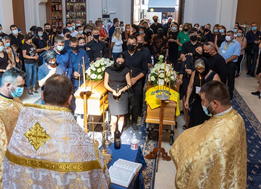 I parenti, gli amici, i colleghi “salutano” Boris e Cristina 