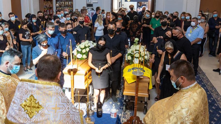 I parenti, gli amici, i colleghi “salutano” Boris e Cristina