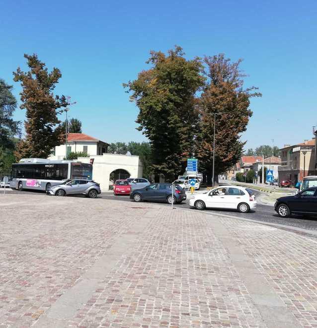 Bus in tilt a piazzale San Giovanni code e disagi 