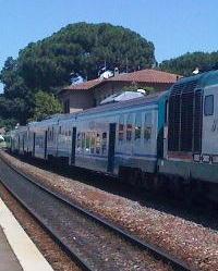 Si getta sotto il treno per la crisi 