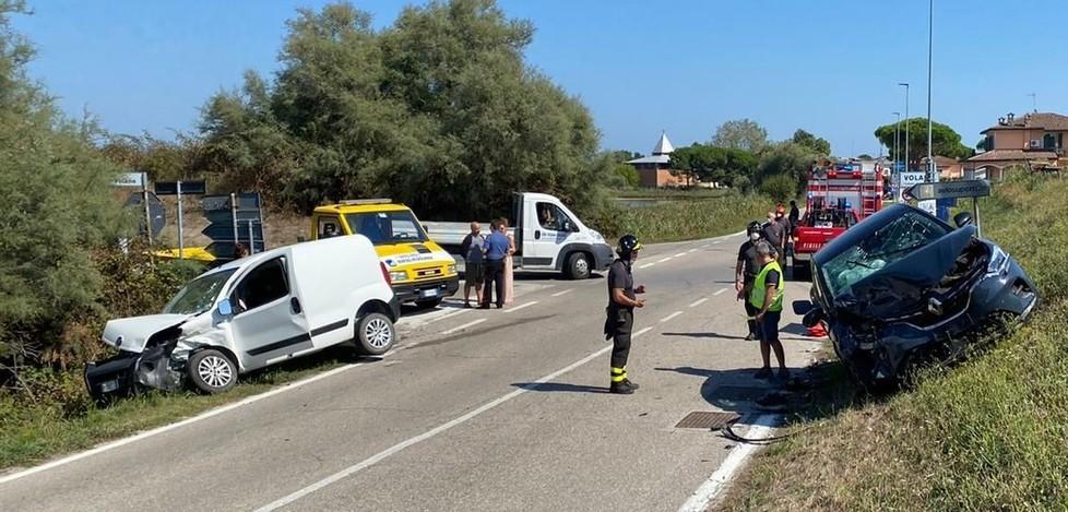 Violento scontro fra un’auto e un furgone, ferita una ragazza