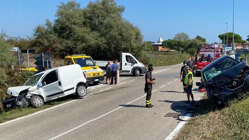 Violento scontro fra un’auto e un furgone, ferita una ragazza