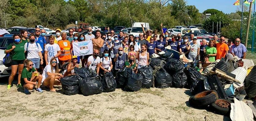 Al Lido di Volano 60 volontari modenesi raccolgono 2500 chili di rifiuti in spiaggia