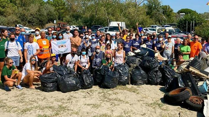 Al Lido di Volano 60 volontari modenesi raccolgono 2500 chili di rifiuti in spiaggia
