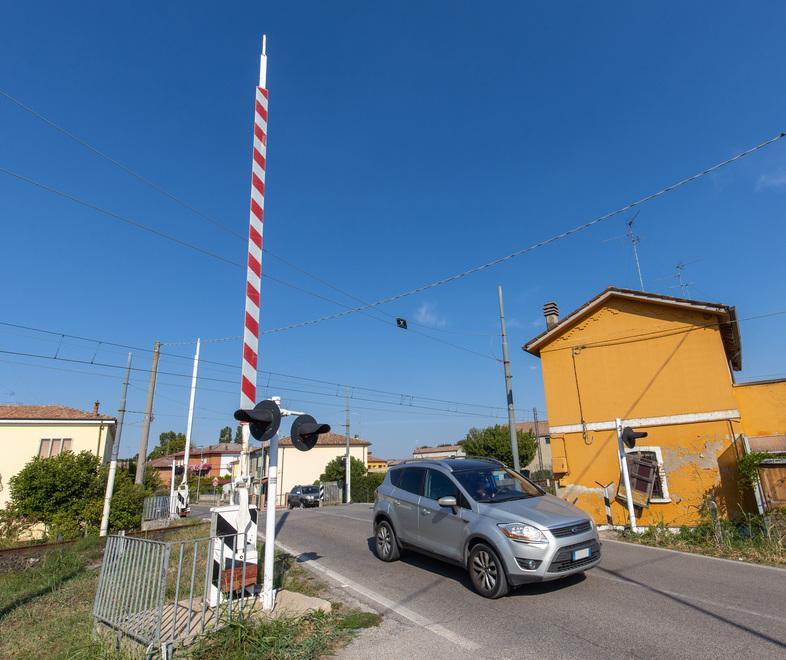 Ferrara, tira giù le barriere con il rosso e blocca la linea: «Capita di continuo» 