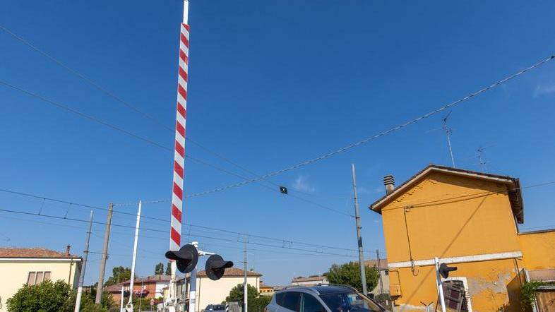 Ferrara, tira giù le barriere con il rosso e blocca la linea: «Capita di continuo»