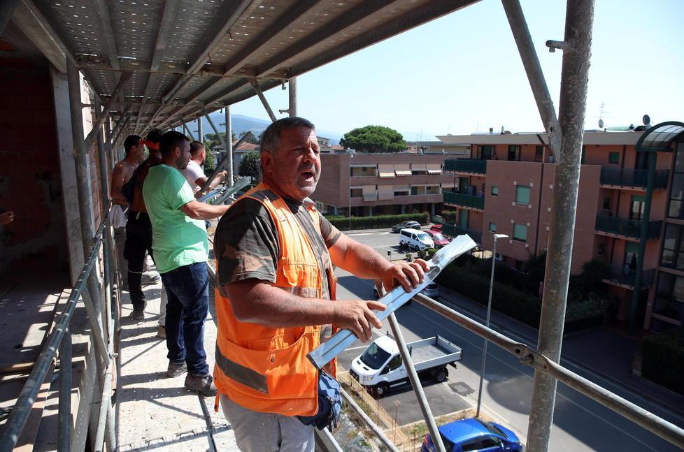 Pistoia, dieci operai senza paga da tre mesi occupano il cantiere di un palazzo - Video 