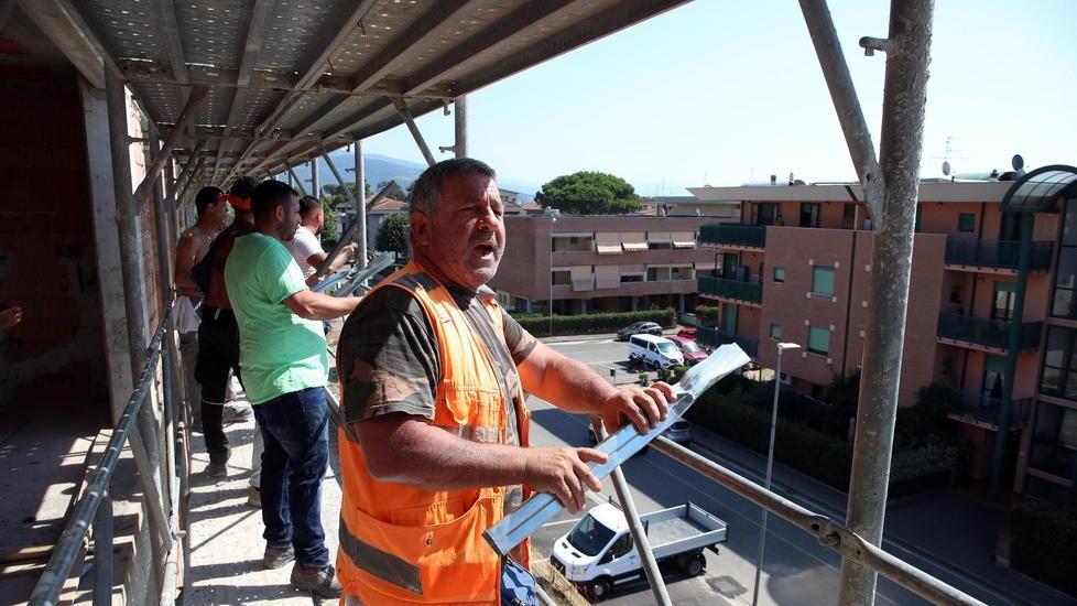 Pistoia, dieci operai senza paga da tre mesi occupano il cantiere di un palazzo - Video