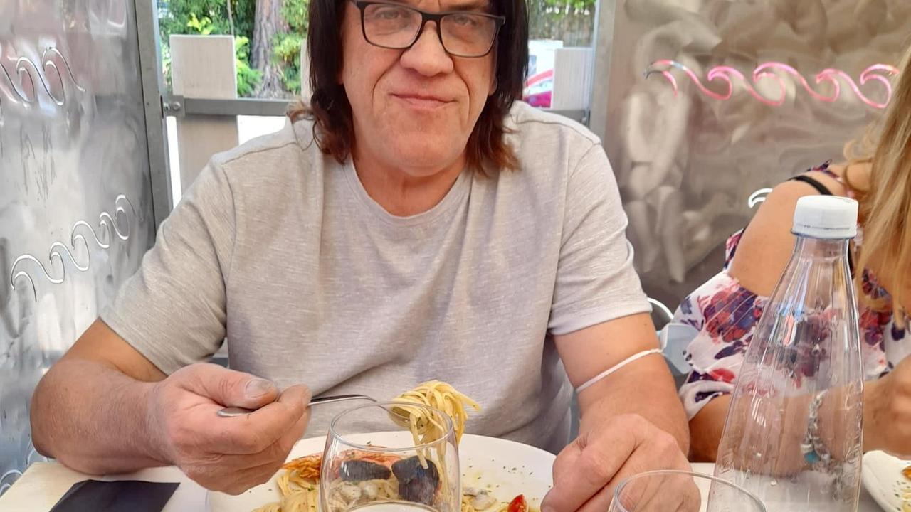 Va a svegliare il padre 58enne, ma lo trova morto nel sonno