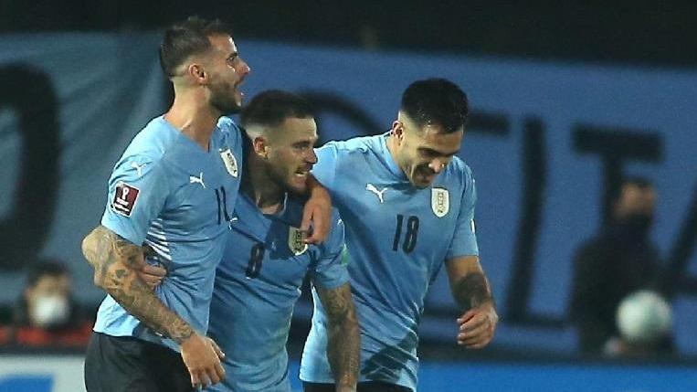 Gaston Pereiro festeggia con Nandez e Maxi Gomez il gol del successo contro l'Ecuador