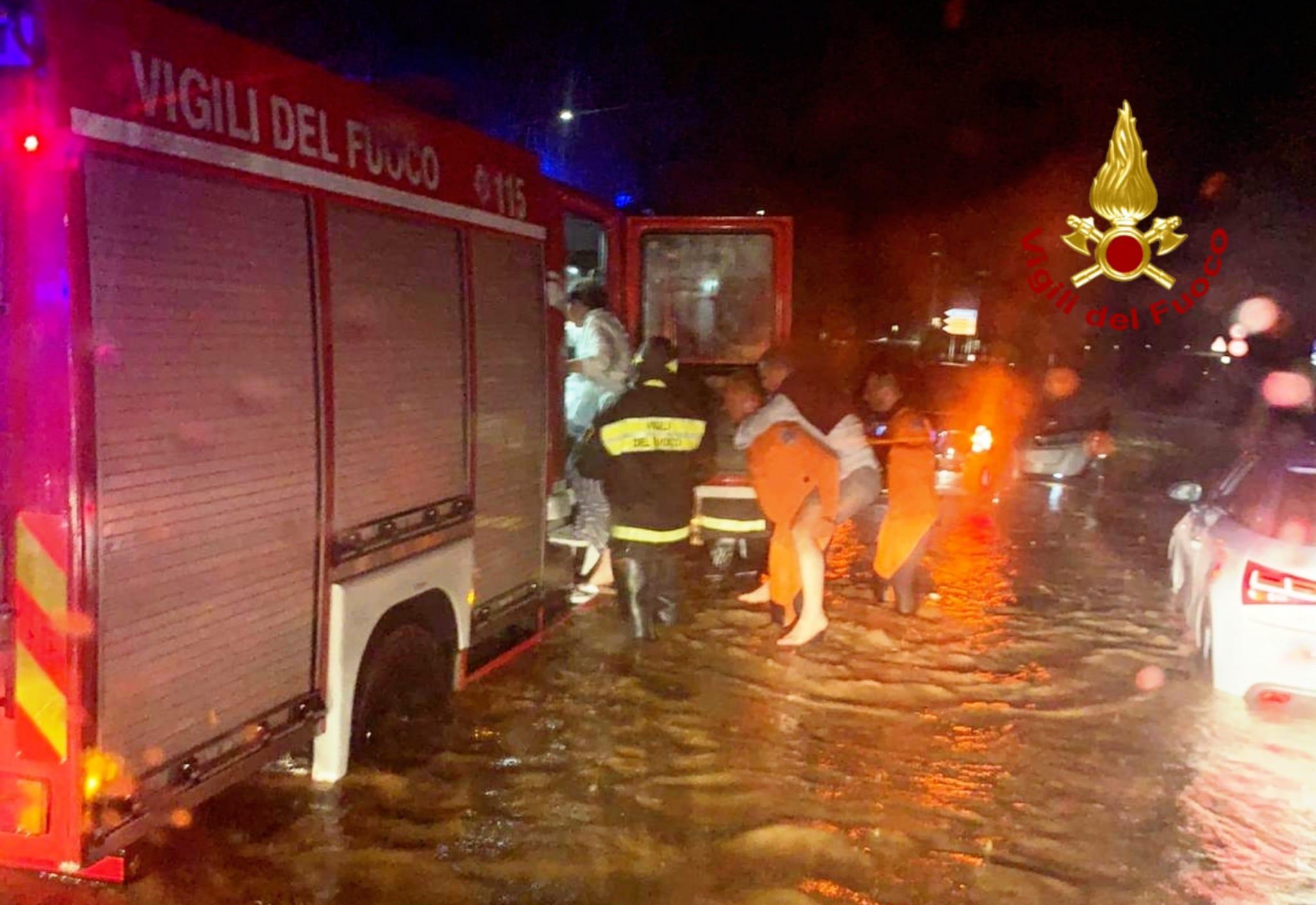 Maltempo, bombe d'acqua nel Cagliaritano: soccorsi 20 automobilisti in difficoltà sulla 195