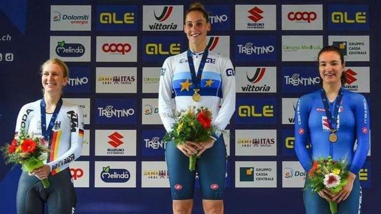 Vittoria Guazzini sul podio fra Hannah Ludwig (argetno) e l'altra italiana Elena Pirrone (bronzo)