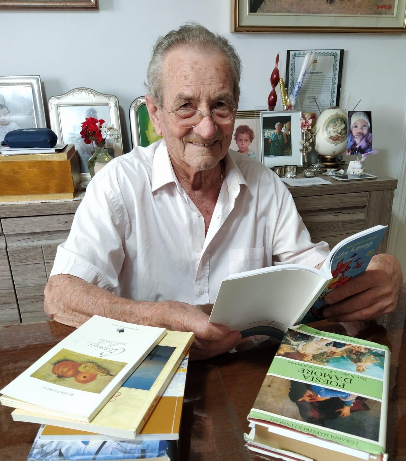 Benedetto Bruni, 86enne di Scansano, con il suo ultimo libro scitto interamente a mano