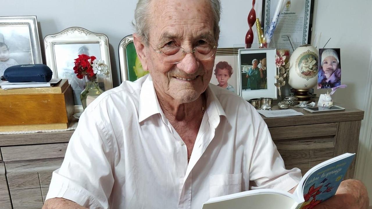 Benedetto Bruni, 86enne di Scansano, con il suo ultimo libro scitto interamente a mano