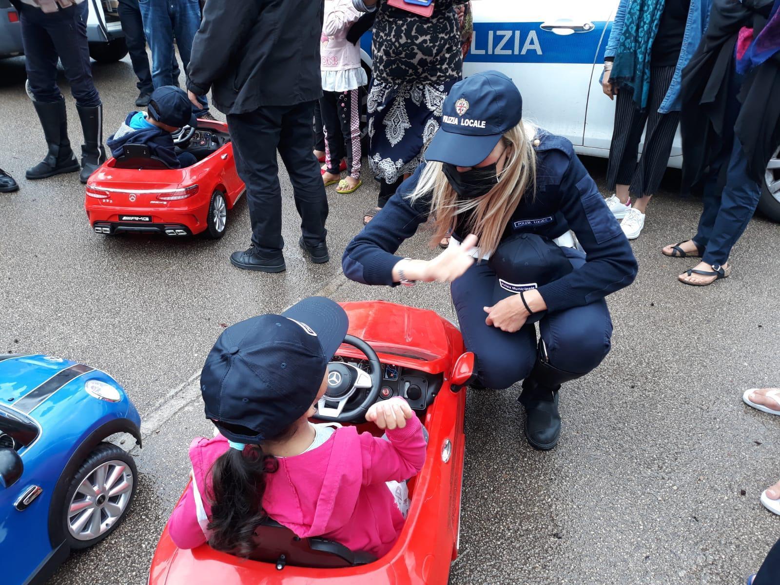 Sassari, giocattoli in dono ai bimbi afghani dalla polizia locale