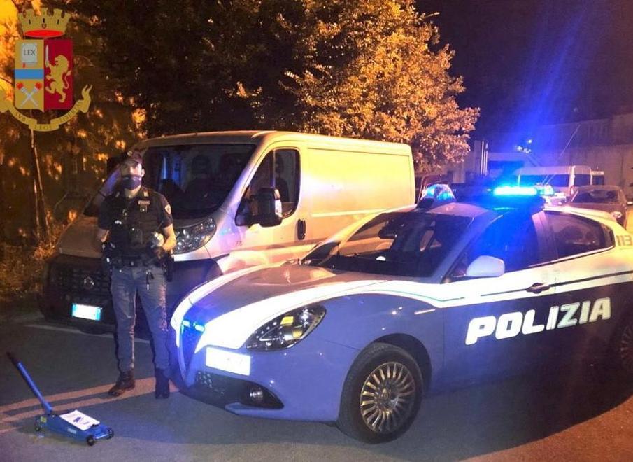 Viene a Reggio Emilia per rubare pezzi dalle auto Preso 43enne 