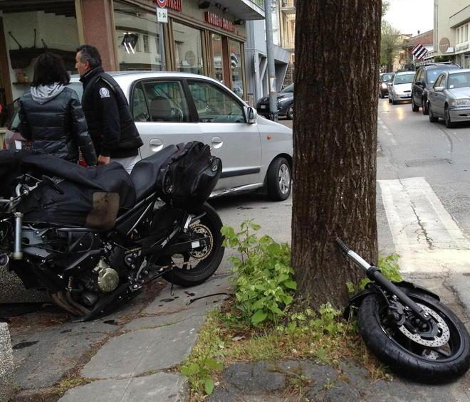 In moto contro l’auto, finisce all’ospedale