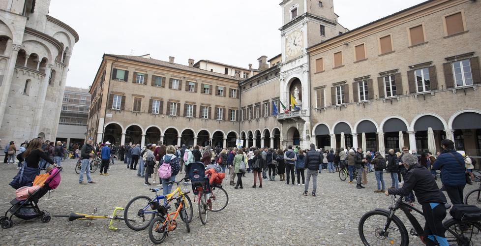 Modena. Filma i minori con la mascherina. Li mette sul web, offese a prof e genitori 
