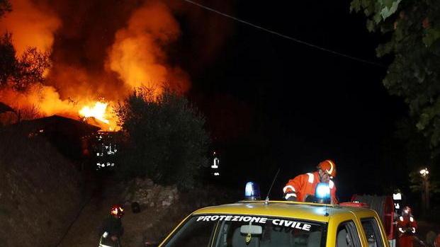 Volontari della Protezione civile impegnati sull’incendio di Montecatini Alto (Foto Nucci)