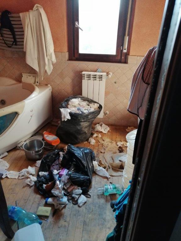 La situazione in quello che era il bagno di casa: si notano spazzatura ed escrementi