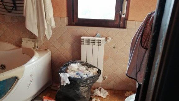 La situazione in quello che era il bagno di casa: si notano spazzatura ed escrementi