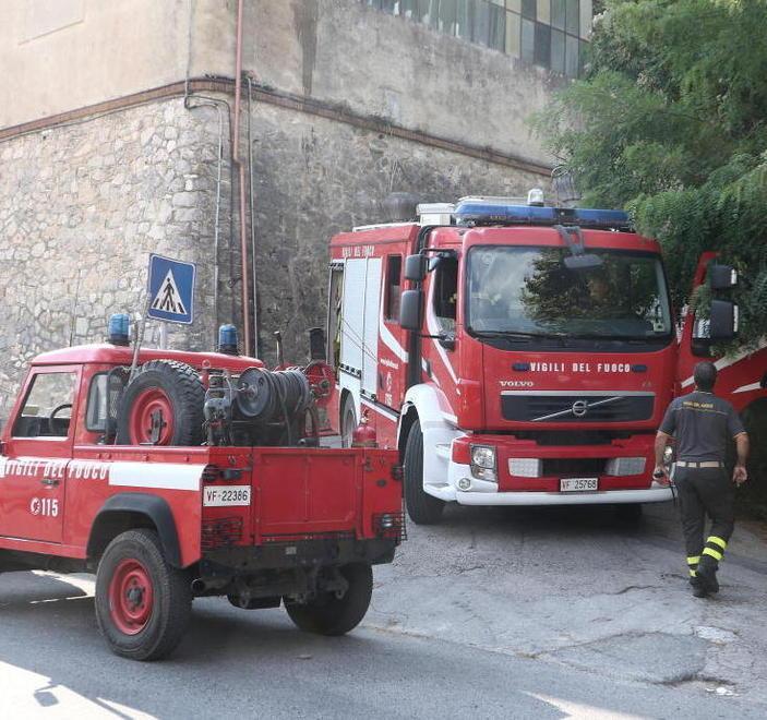 Traffico in tilt per i curiosi in strada Il sindaco: «Conosciamo l’origine»